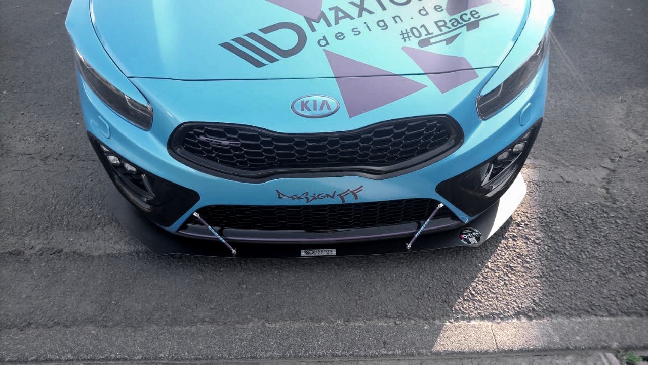 Spoiler på blå Kia Cee'D GT MK2 med svart grill, racing-dekor og Maxton Design-logo forfra.