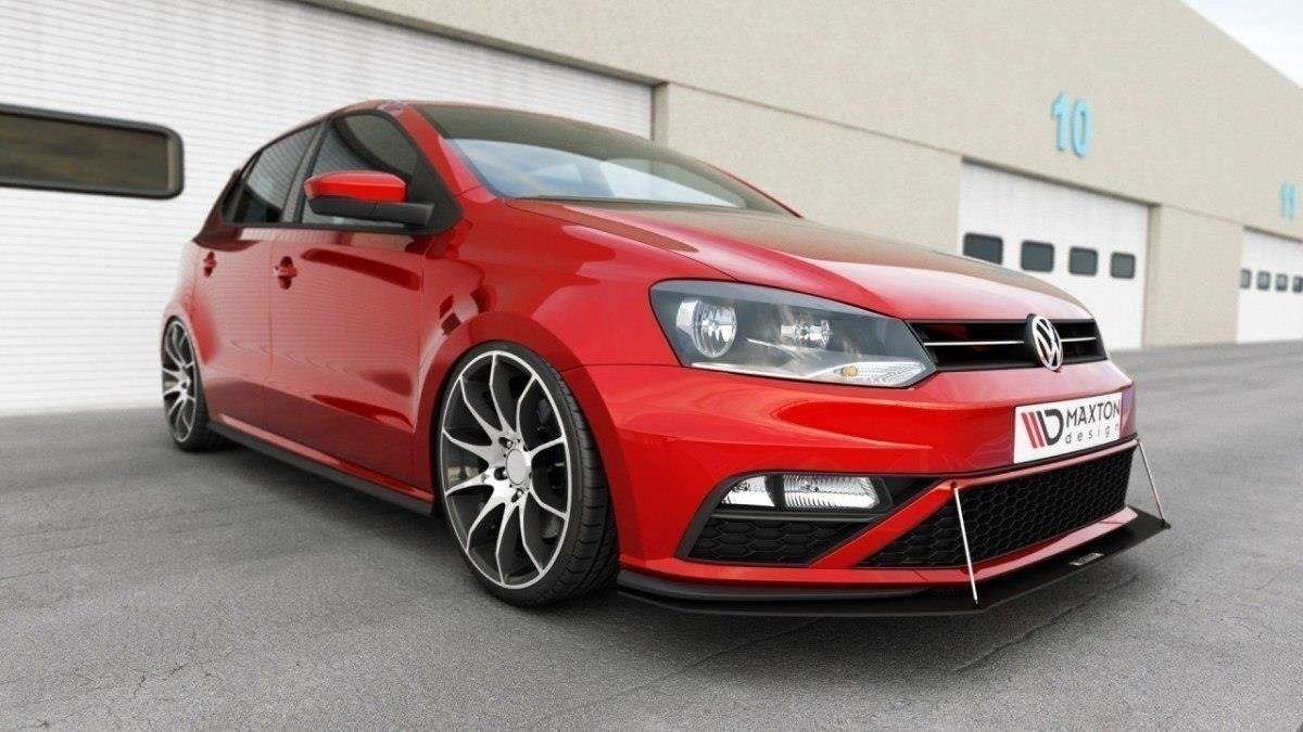 Frontleppe på VW Polo GTI MK5 Facelift med metallstag og store aluminiumsfelger, sett fra lav vinkel.
