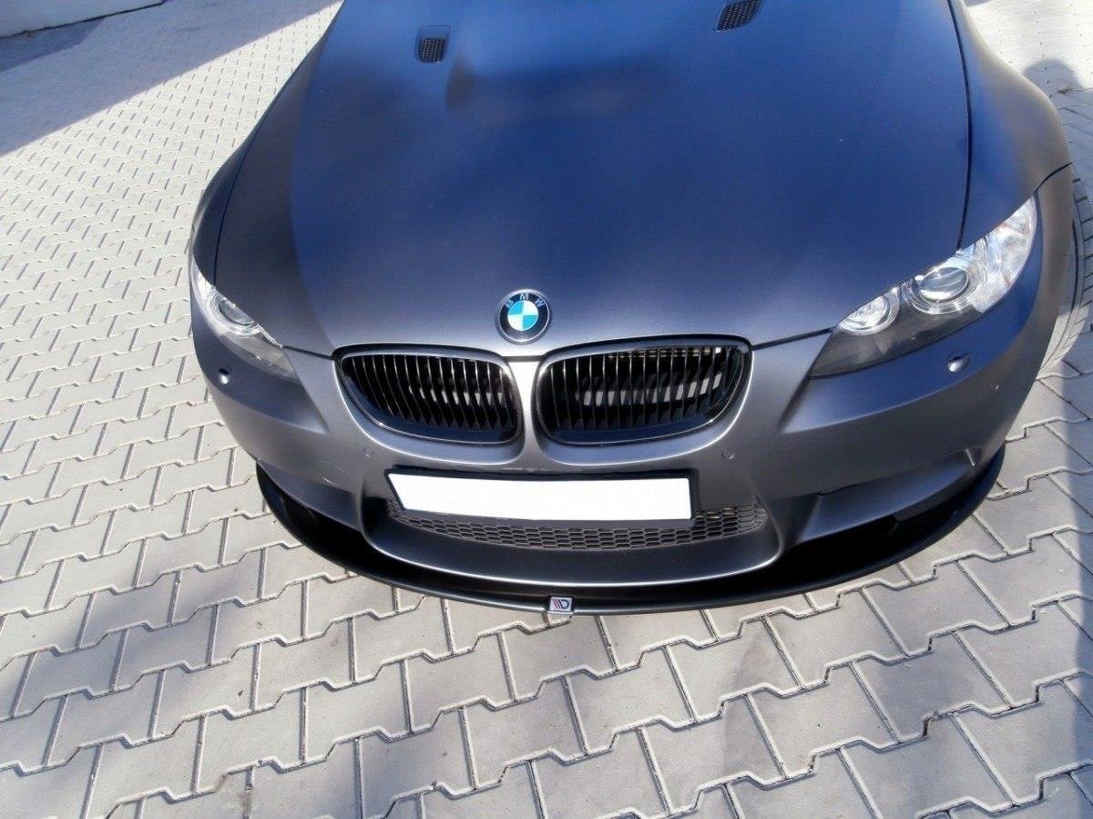 Frontspoiler BMW M3 E92/E93 i matt grå utførelse sett forfra med sort frontleppe og synlig BMW-emblem.