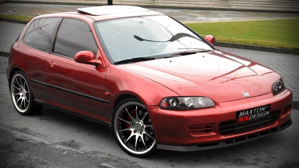 Frontspoiler på rød Honda Civic MK5 med sotede ruter, sorte felger og sølvkant, sett skrått forfra.