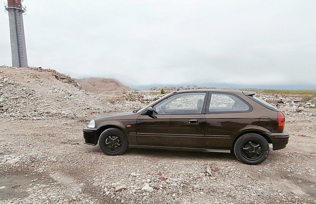 Spoiler på Honda Civic MK6 Ej9, brun tredørs bil med svarte felger sett fra siden utendørs.