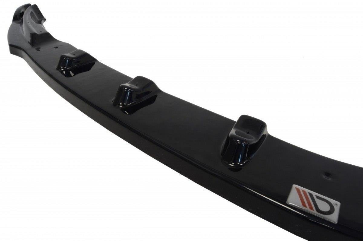 Spoiler til Opel GT i sort plast med tre utstikkere og sølvfarget logo sett på skrå fra høyre.