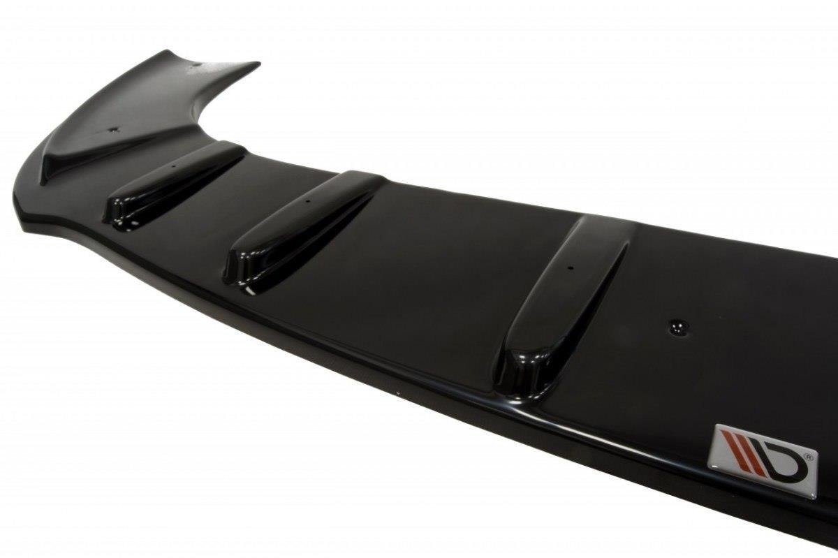 Spoiler til Seat Leon MK1 i sort hardplast med tre aerodynamiske ribber og metallmerke.