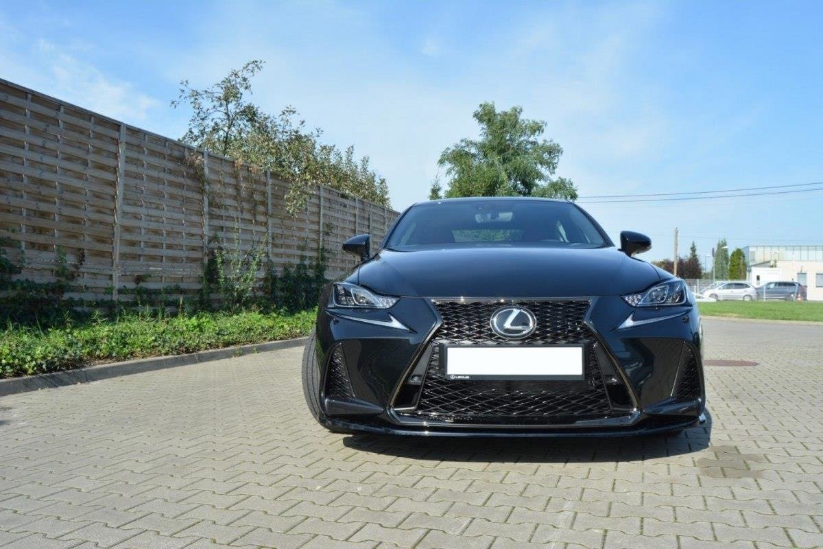 Frontleppe på Lexus IS MK3 Facelift F-Sport V.1 sett forfra med sort grill og logo.