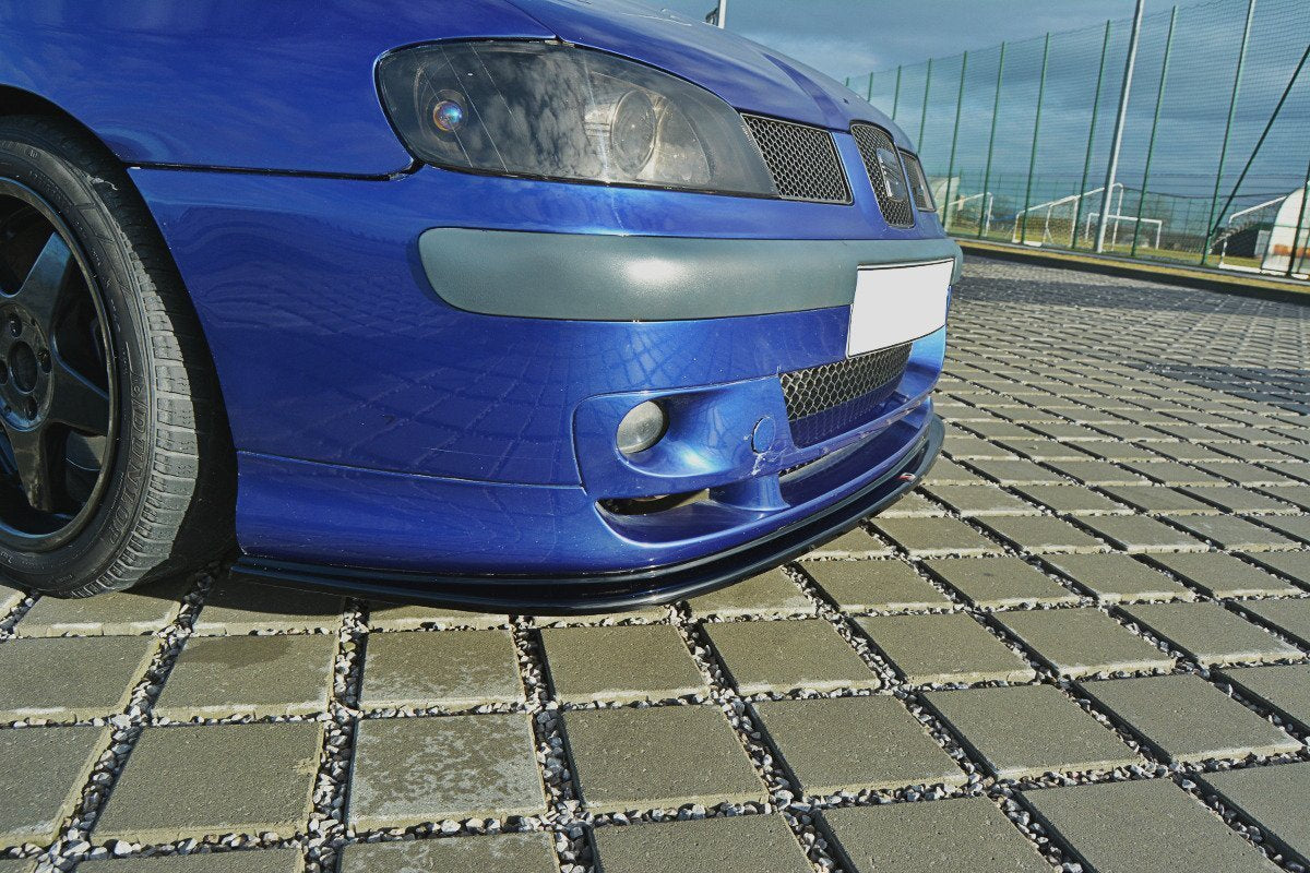 Spoiler på blå Seat Ibiza MK2 Facelift Cupra med svart leppe, tåkelys og svart aluminiumsfelg.