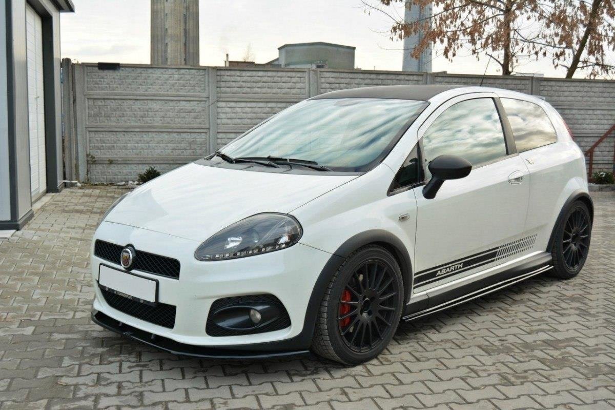 Front splitter på Fiat Grande Punto Abarth V.2, hvit bil med svarte detaljer og røde bremsekalipere.