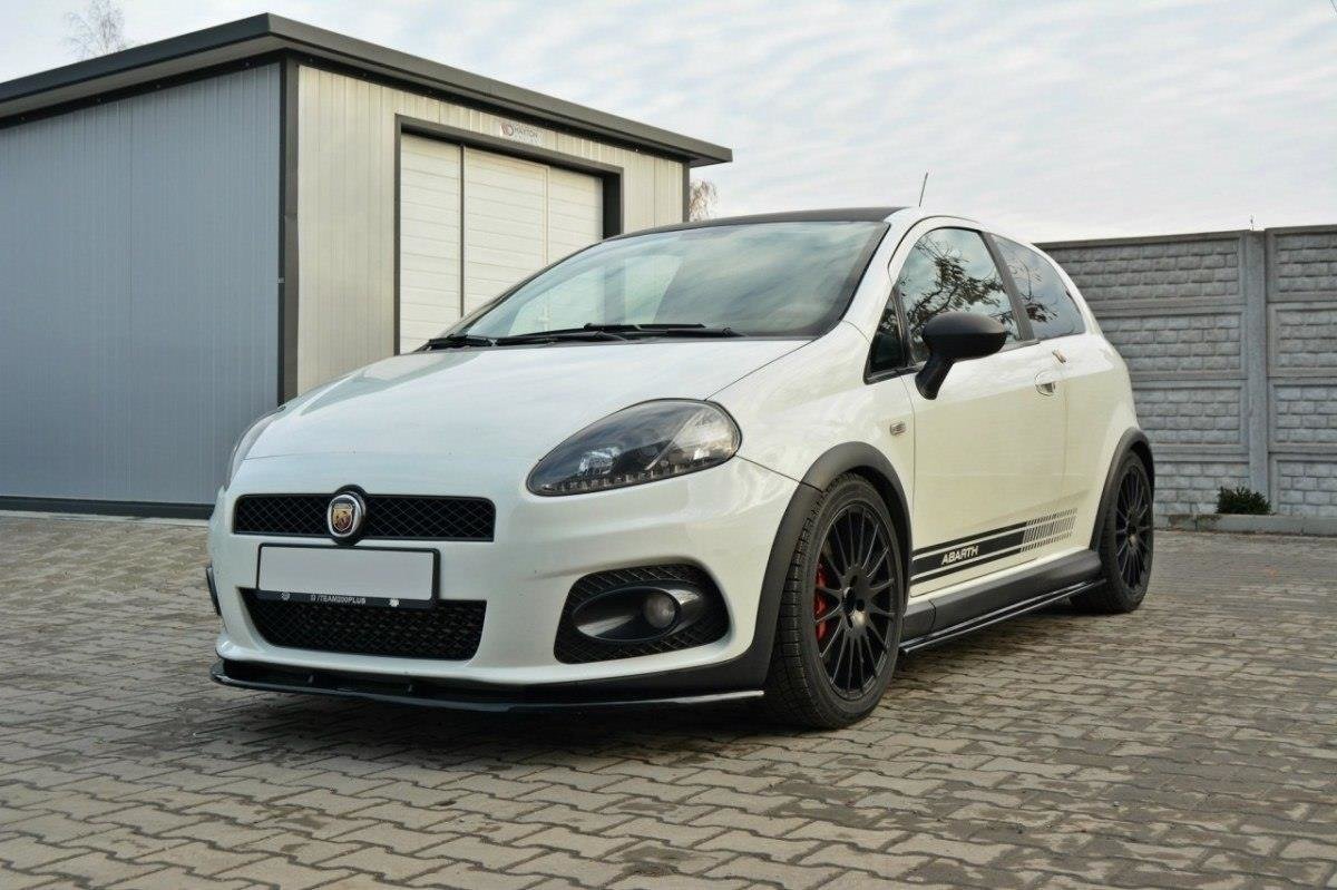 Front lip på Fiat Grande Punto Abarth V.2 med sorte detaljer og sportslige felger, sett fra venstre forhjørne.