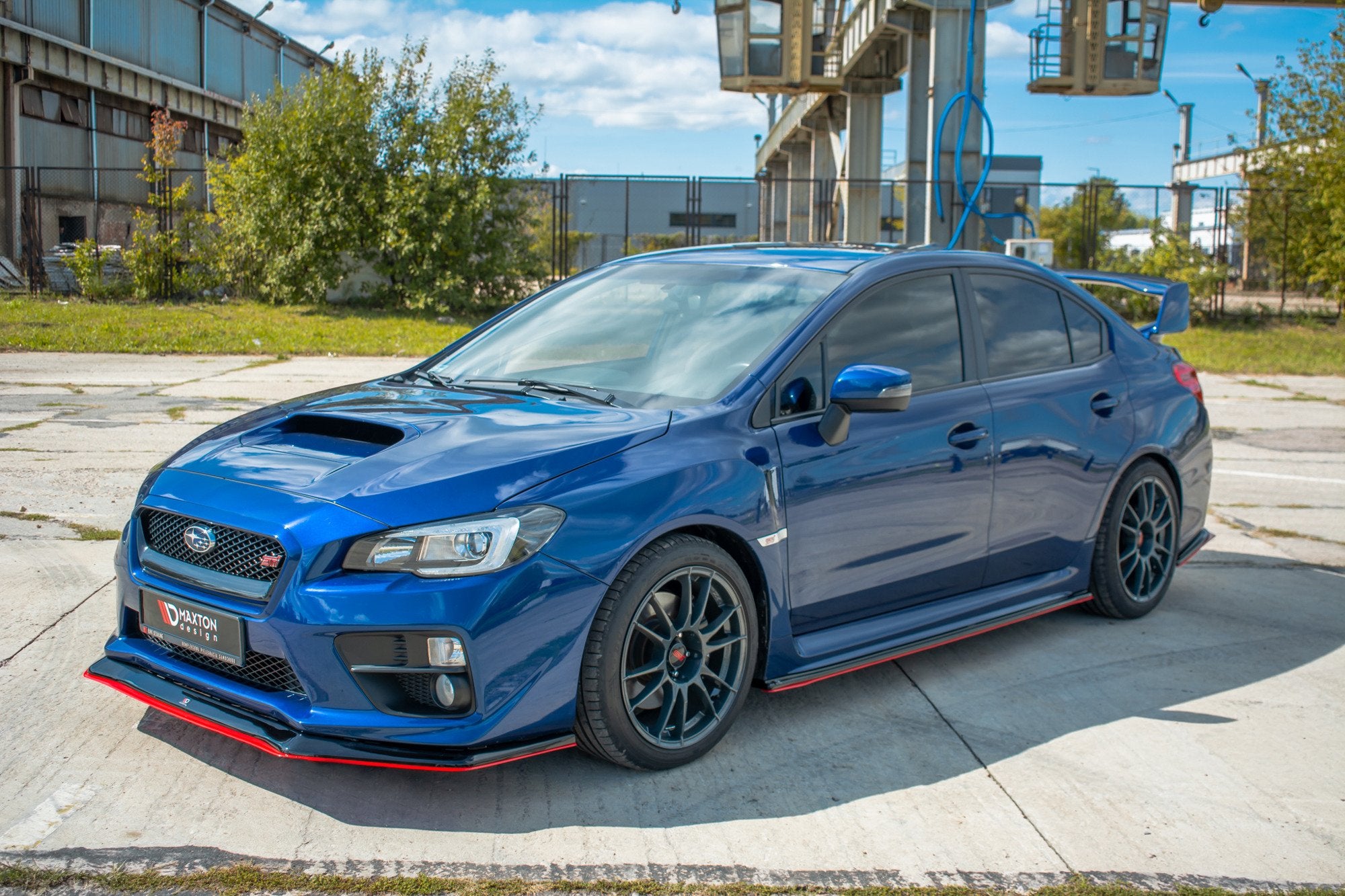 Front splitter på Subaru WRX Sti ABS V.3 med svart frontleppe, røde detaljer og stor hekkspoiler.