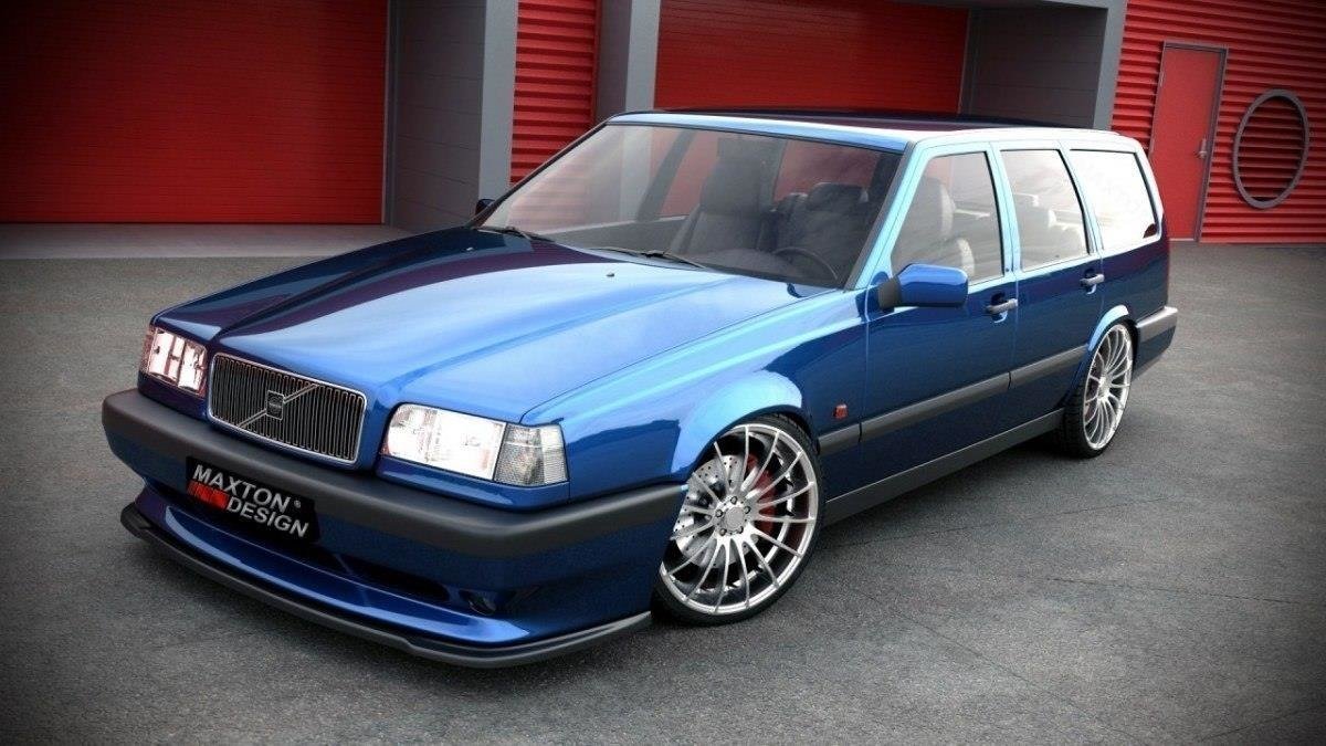 Frontspoiler på metallic blå Volvo 850 R stasjonsvogn med senket understell og store sølvfelger.