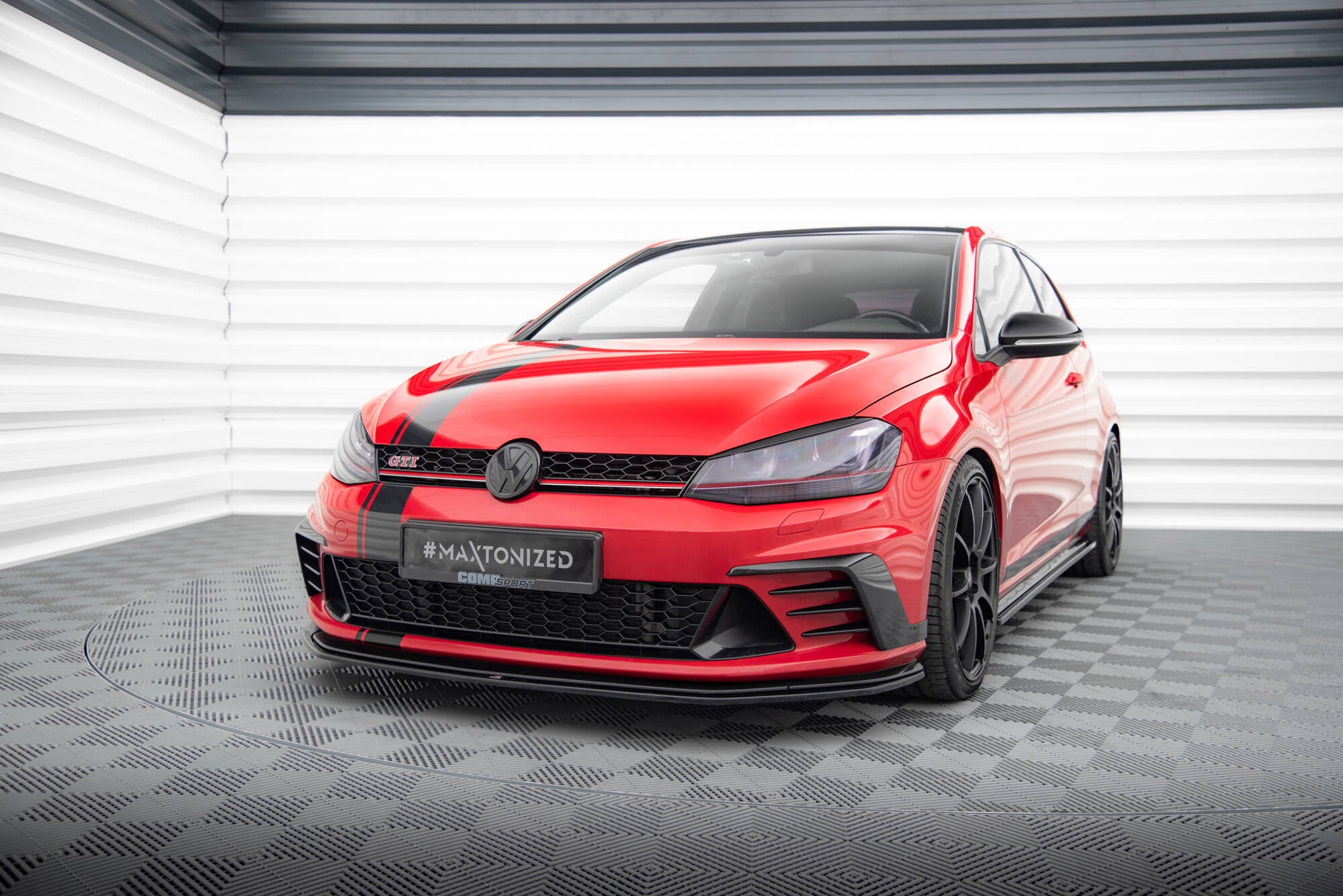 Frontspoiler VW Golf MK7 GTI Clubsport med sorte detaljer og matt svarte felger i lyst studio.
