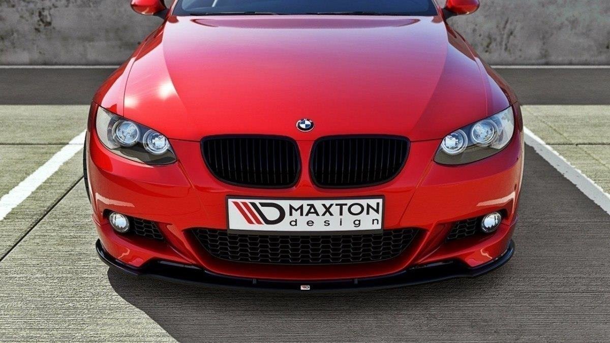 Frontleppe på BMW 3 E92 M-Pakke preface med sort grill og Maxton Design-logo på nummerplaten.