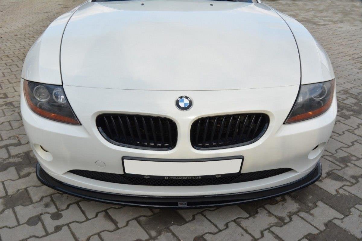 Frontleppe til BMW Z4 E85 V.2 montert på hvit bil med svart grill og frontsplitter på brostein.