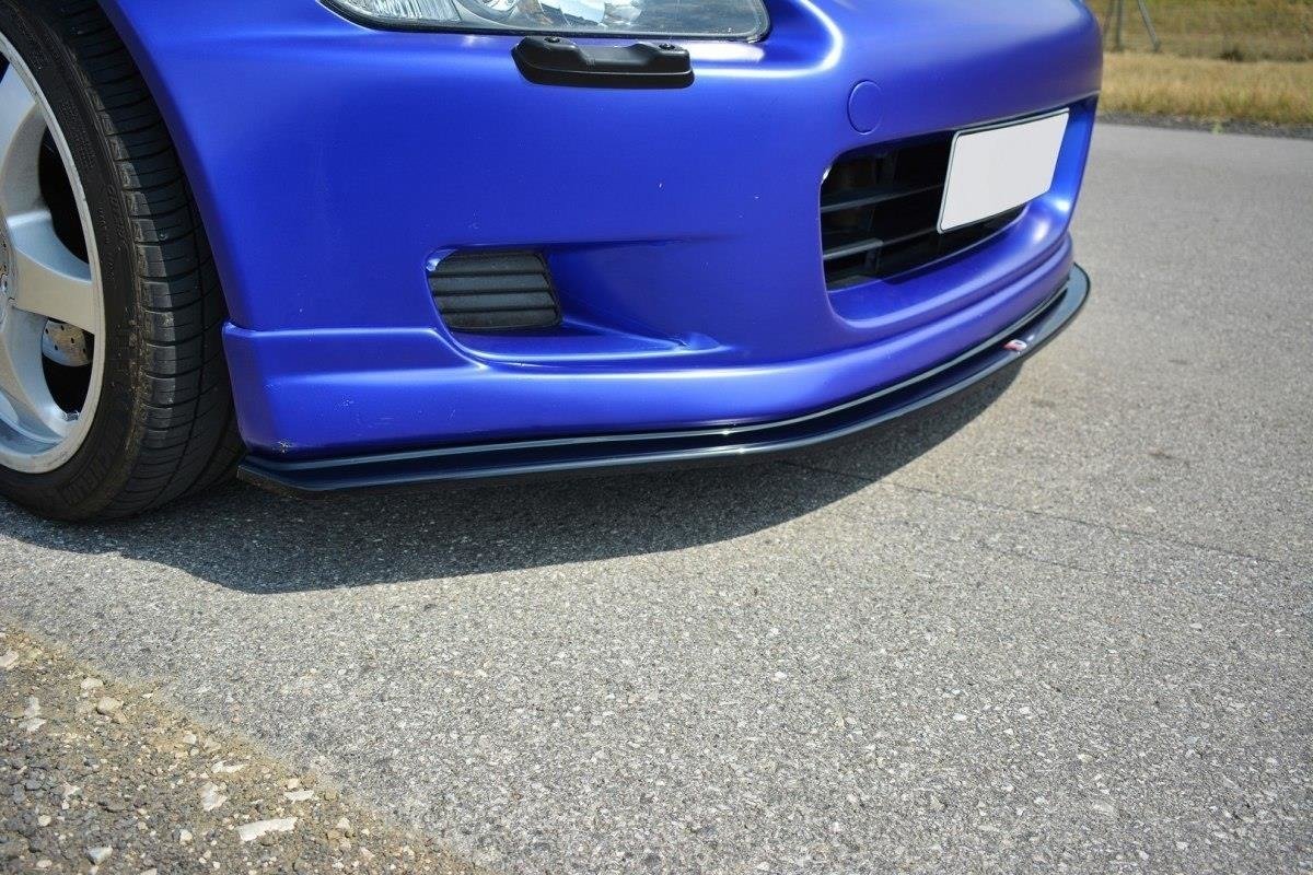 Frontspoiler Honda S2000 V.2 montert på blå bil med svart frontsplitter og sølvfarget felg.
