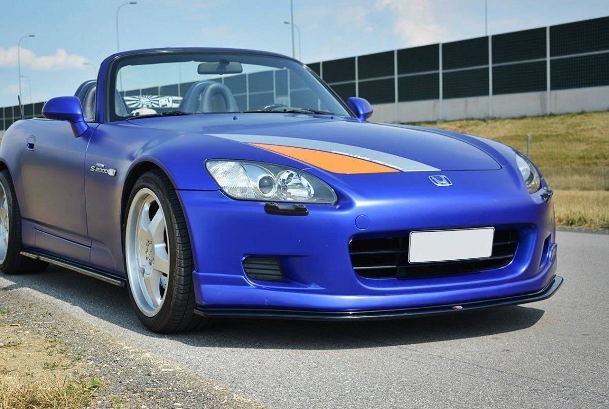 Frontleppe på Honda S2000 V.2 blå cabriolet med oransje striper og svarte detaljer foran.