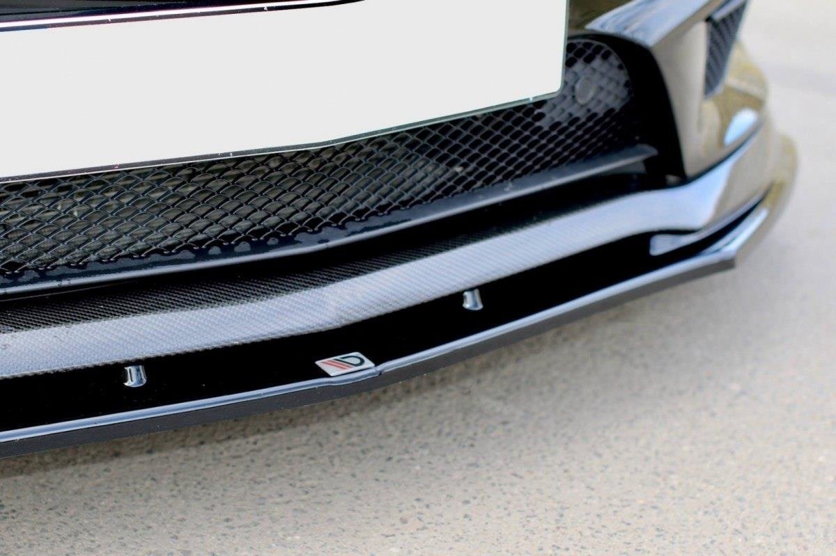Spoiler Mercedes CLA 45 AMG C117 i karbonfiber, nærbilde med blank finish og synlig sort nettinggrill.