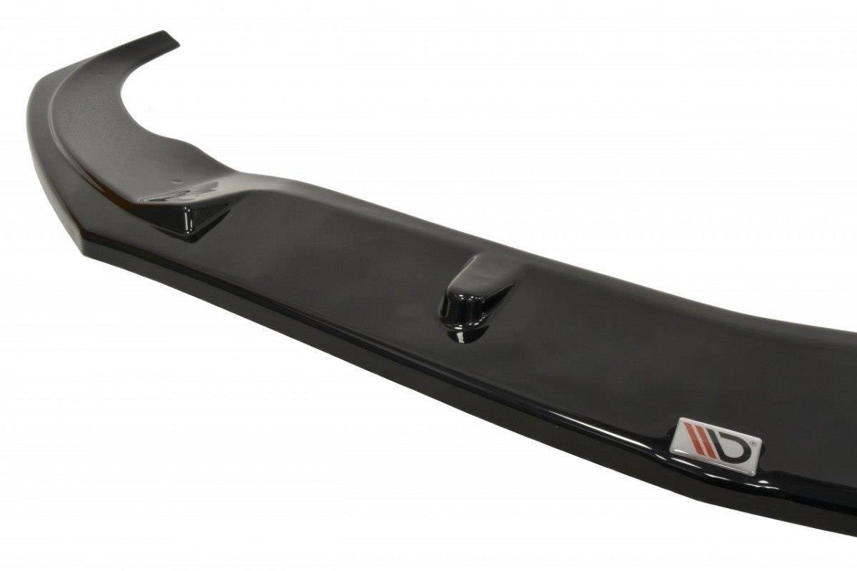 Front lip til Mercedes CLA 45 AMG C117 V.2 i sort, glanset plast med logo i hjørnet.