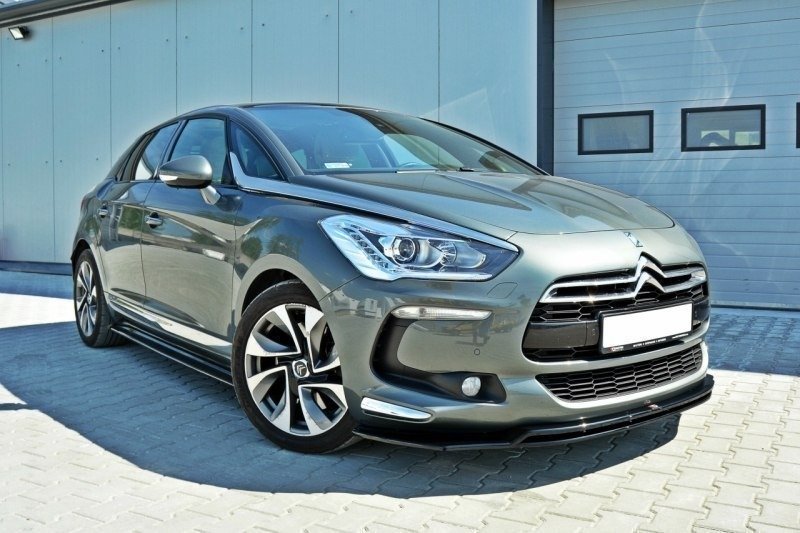 Frontspoiler Citroen Ds5 V.3 på grå metallic bil med LED-lys, sorte grilldetaljer, parkert på brostein.