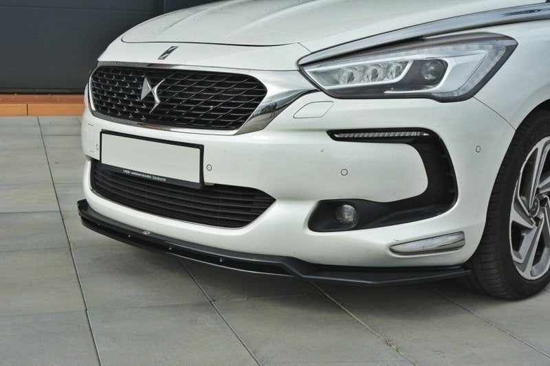 Spoiler til Citroen Ds5 V.3 i hvit, nærbilde med svart frontleppe, krom grill og LED frontlys.
