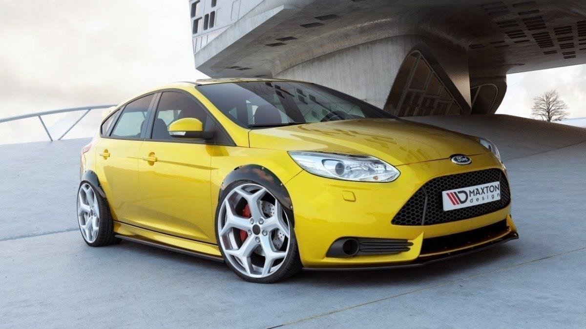 Skjermbreddere til Ford Focus ST MK3 vist ovenfra på hvit bakgrunn
