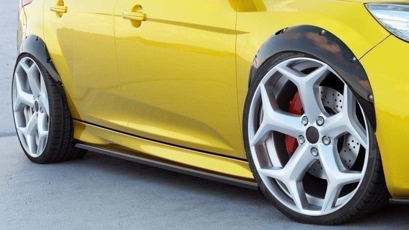 Komplett sett skjermbreddere til Ford Focus ST MK3 fra skrå vinkel