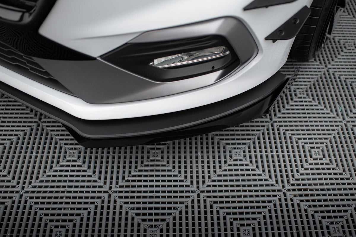 Flaps til Ford Fiesta MK8 ST fra Maxton Design i blank svart finish, sett forfra