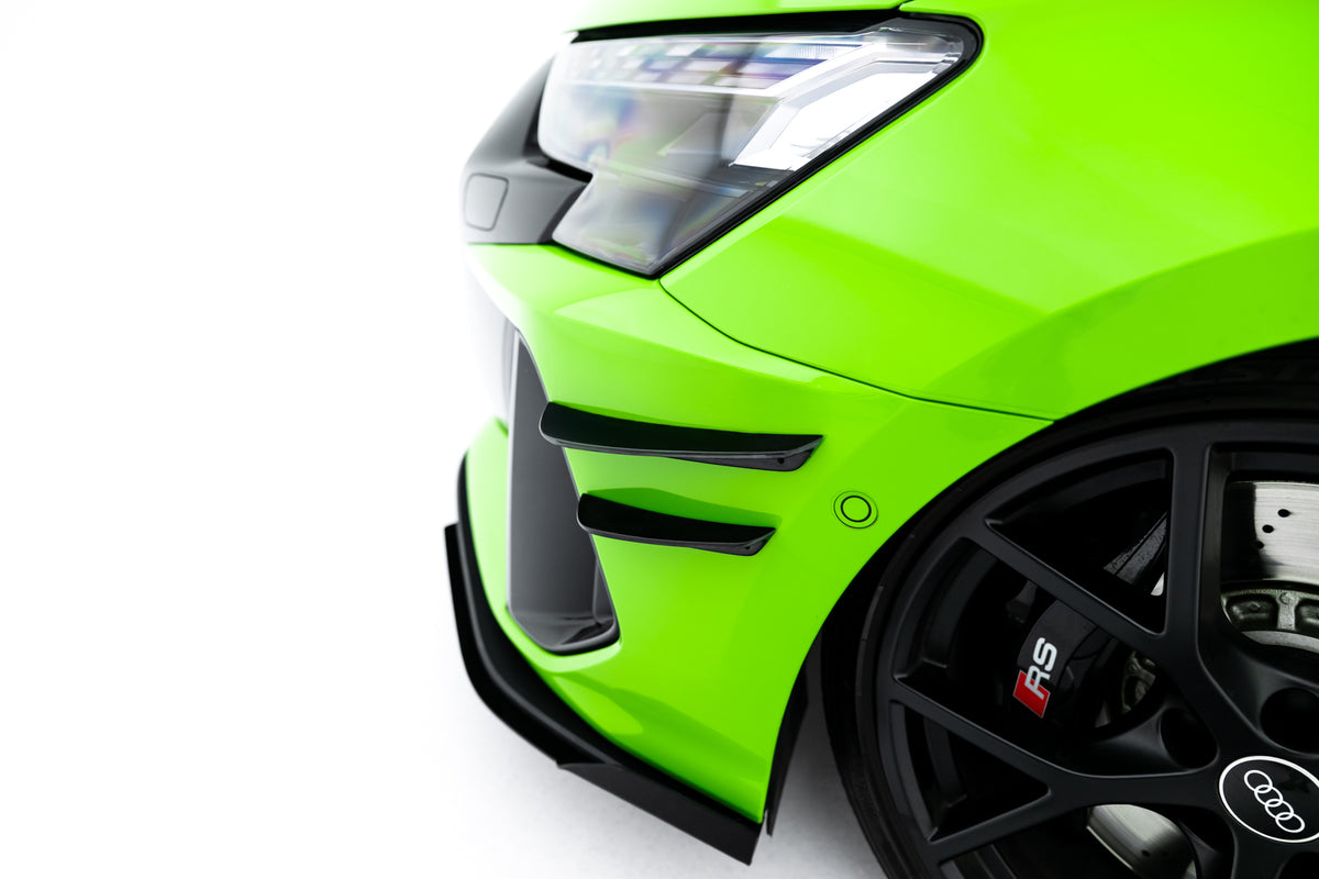 Nærbilde av canards for Audi RS3 Sportback 8Y montert på frontfangeren