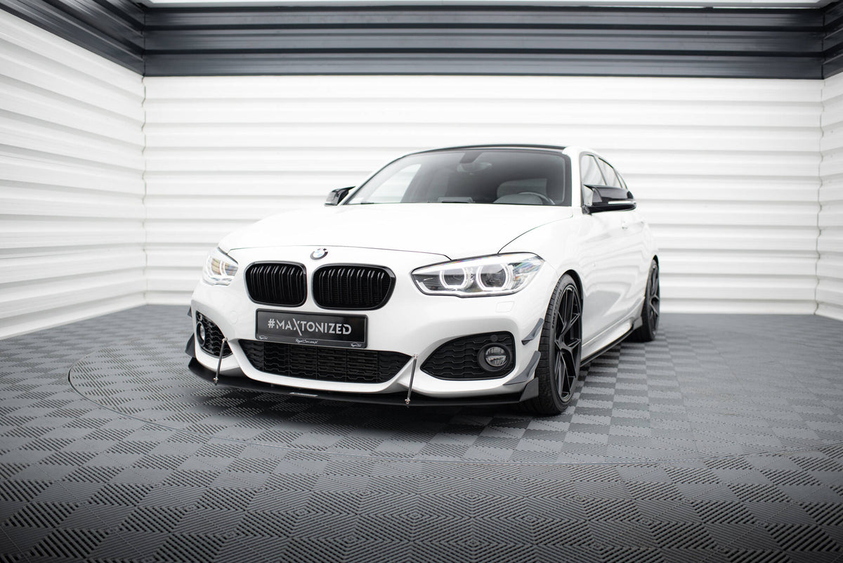Par med aerodynamiske canards til BMW M140i F20, vist forfra mot hvit bakgrunn