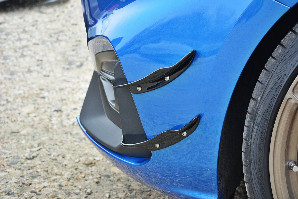 Par med canards til Ford Focus ST MK4 lagt ut på flate sett forfra