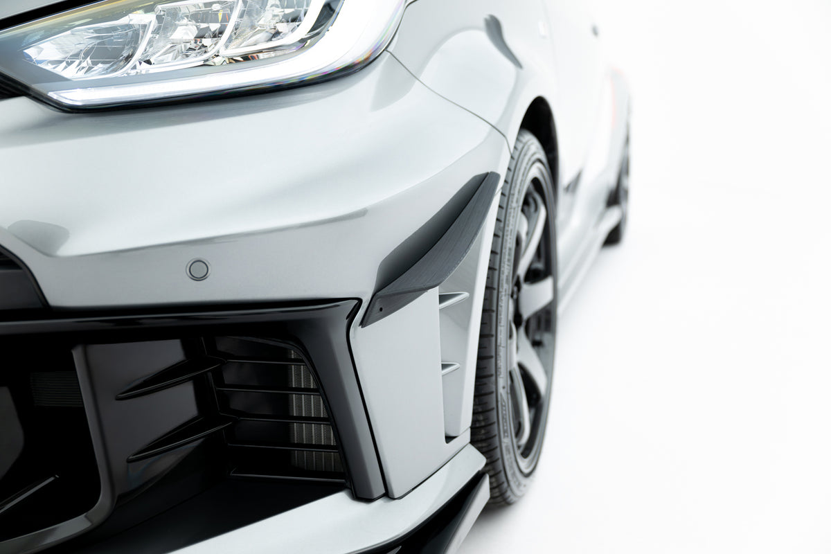 Nærbilde av canards til Toyota GR Yaris Mk4 Facelift i ulakkert ABS