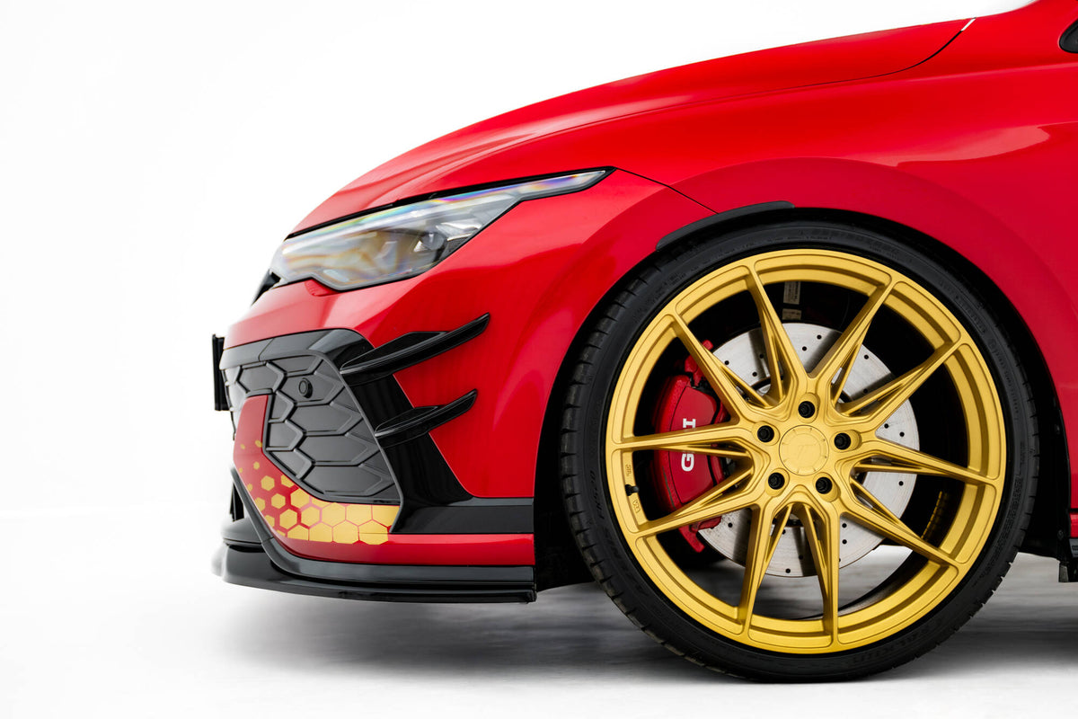 Frontfanger canards for VW Golf 8 GTI Clubsport / GTI Facelift montert på bil med sportslig styling