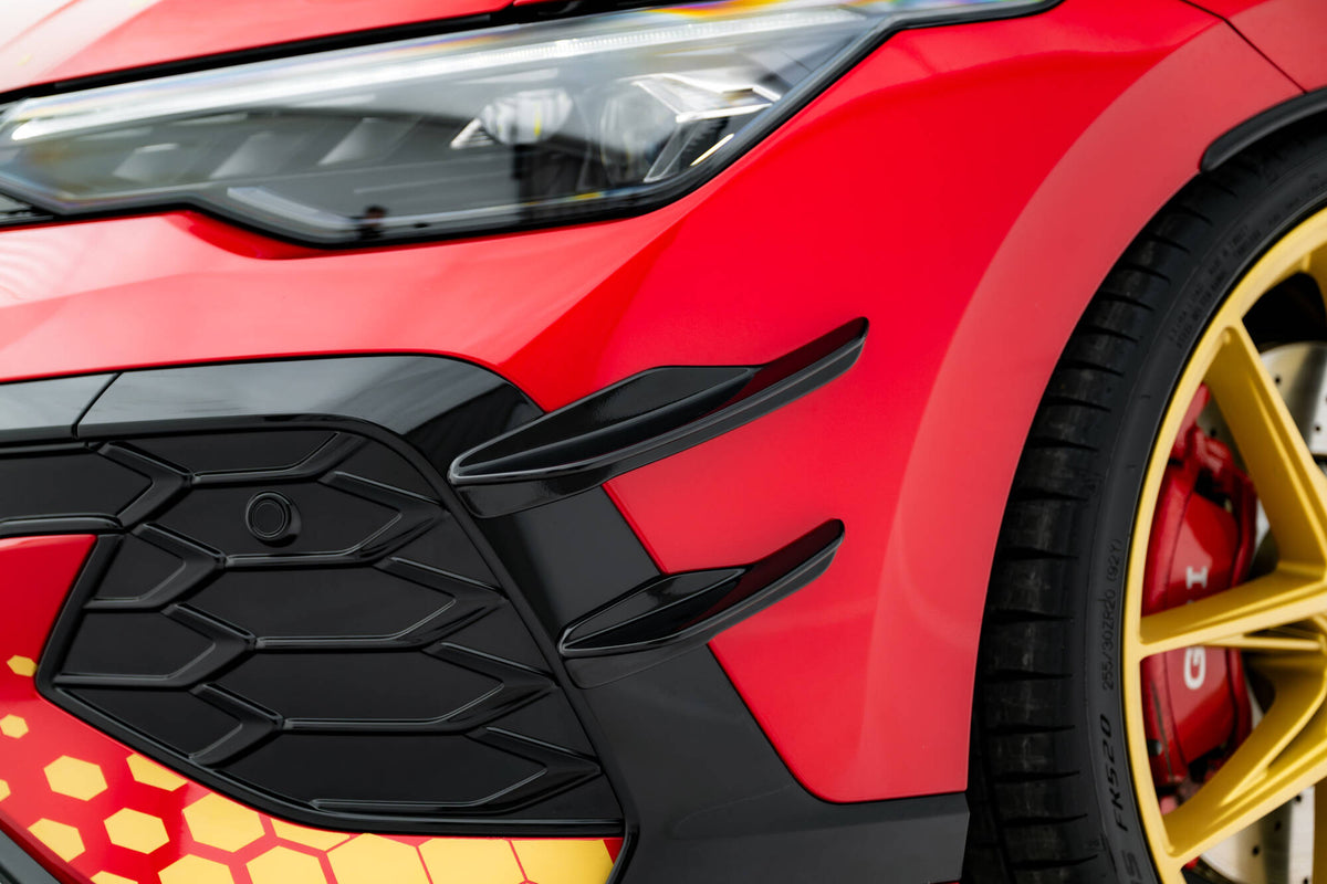 Canards til frontfanger til VW Golf 8 GTI Clubsport / GTI Facelift sett rett forfra med LED-lykter synlig