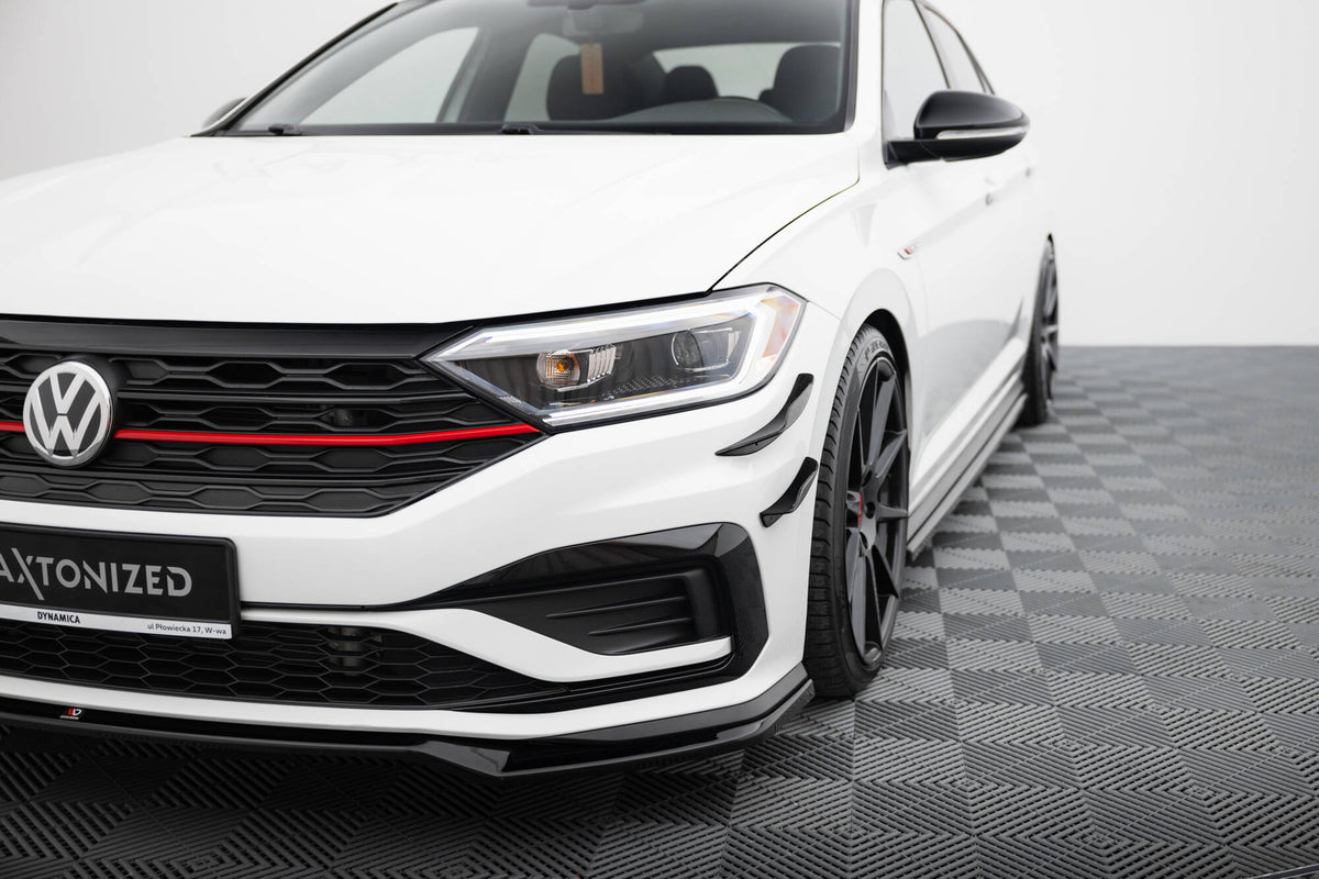 Canards montert på fronten av Volkswagen Jetta GLI Mk7