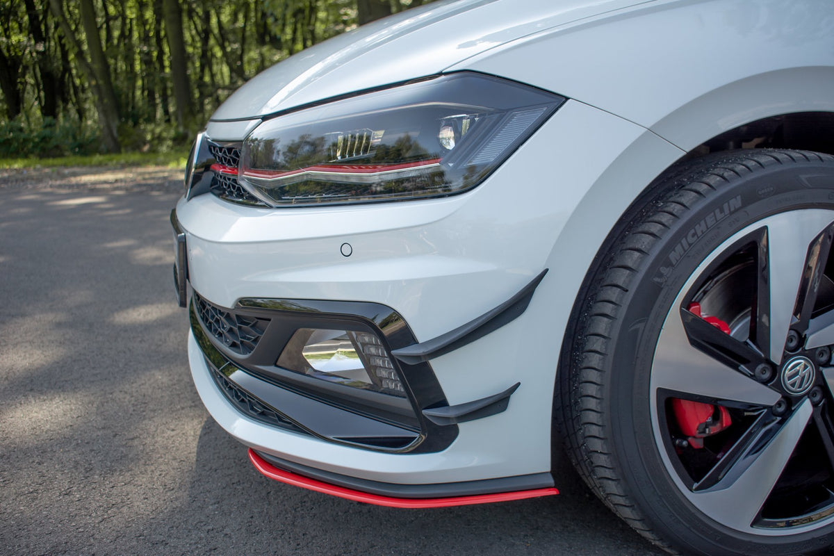 Frontfangervinger montert på VW Polo GTI MK6, nærbilde av venstre side