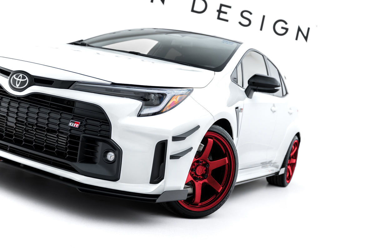 Canards til Toyota GR Corolla MK12 montert sammen med frontsplitter, perspektiv fra hjulbue