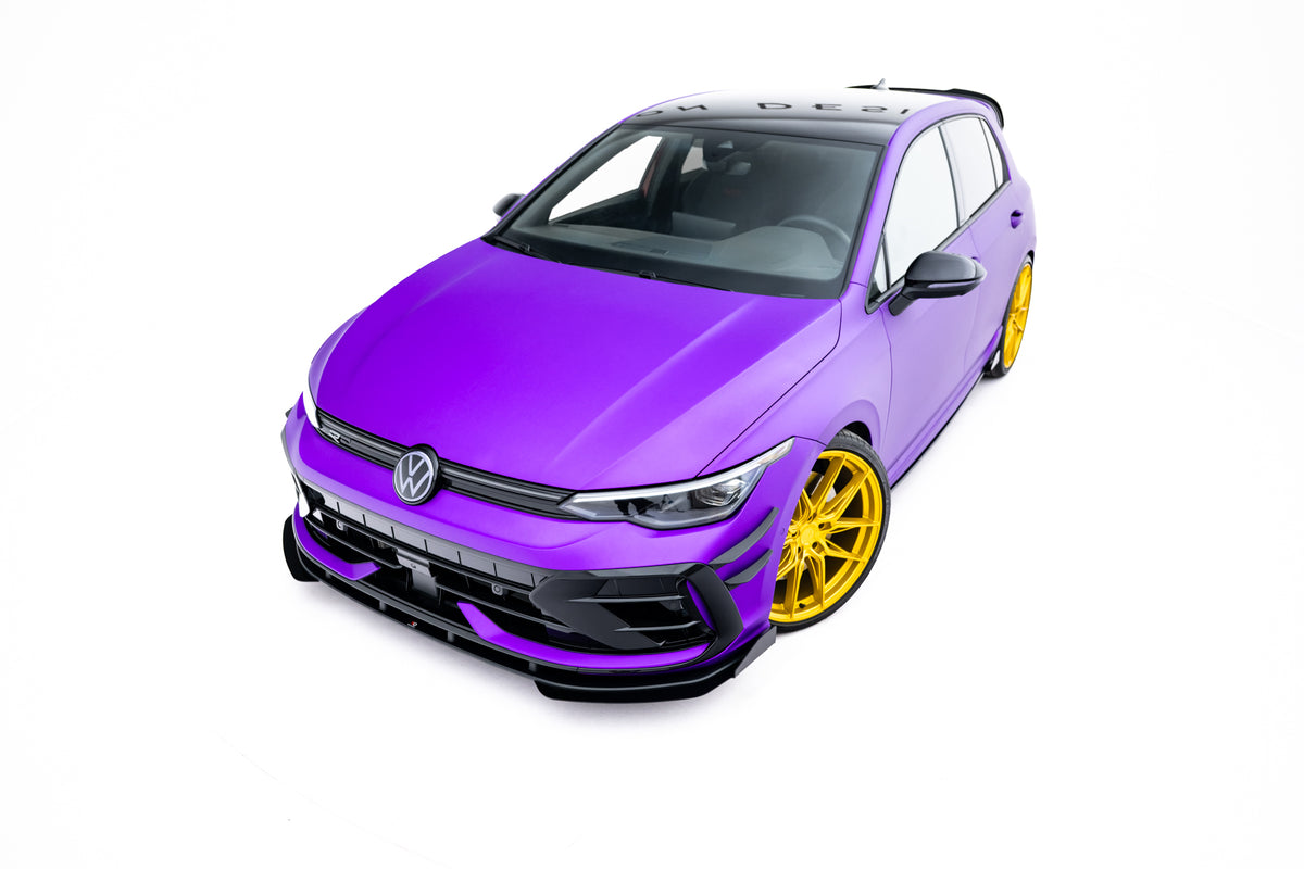 Frontfanger canards for VW Golf 8 R Facelift montert på bil med sportslig styling
