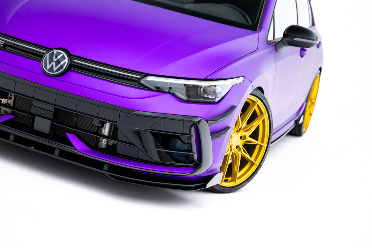 Frontfanger canards til VW Golf 8 R Facelift montert på sort VW Golf 8