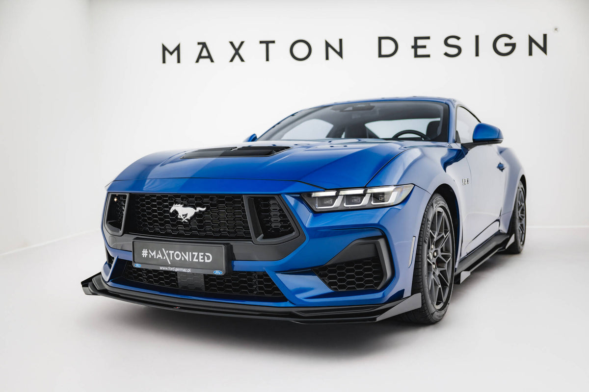 Maxton canards i blank svart montert på front splitter til Mustang