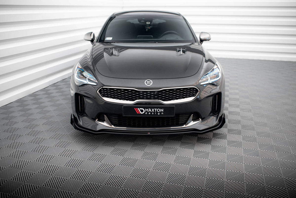 Street Pro frontfanger-vinger montert på splitter til Kia Stinger GT, skrå vinkel