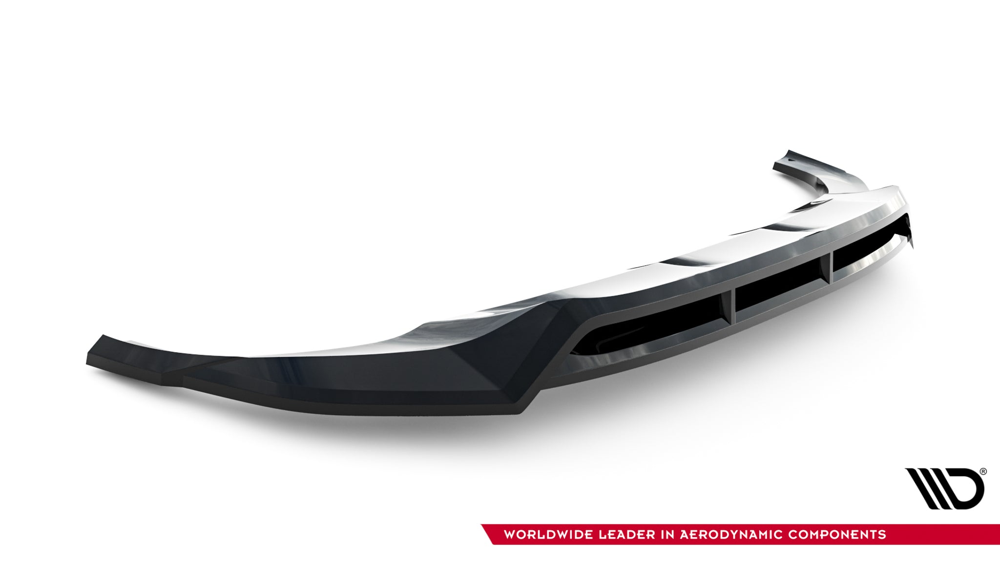 Front splitter Audi Q8 MK1 Facelift i svart blank plast med skarpe linjer og luftåpninger, sett skrått forfra.