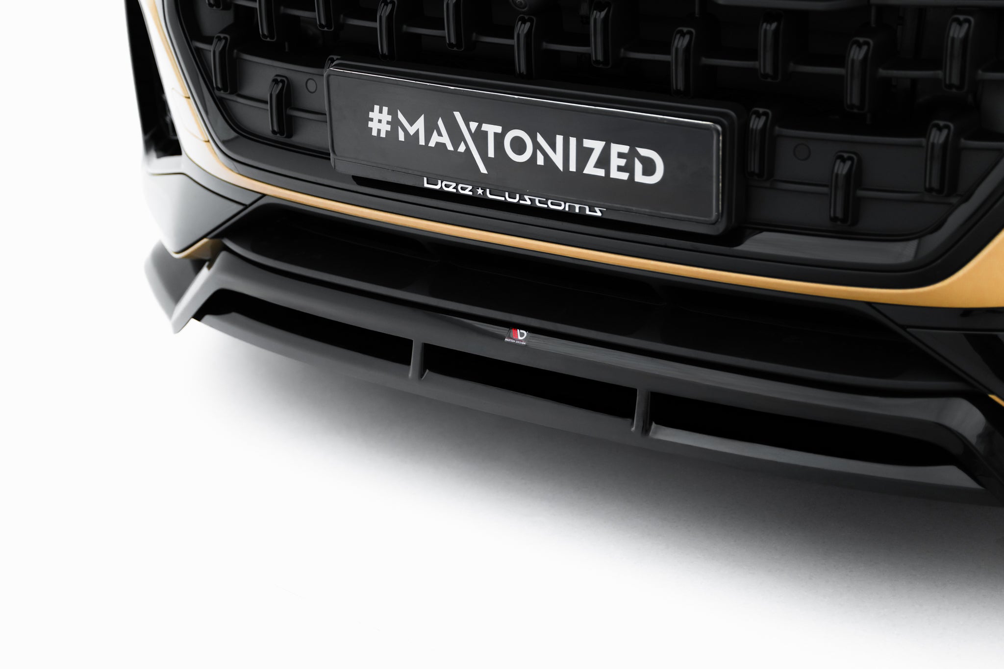 Spoiler til Audi Q8 MK1 Facelift med gullkant, nærbilde som viser detaljer og passform mot grillen.