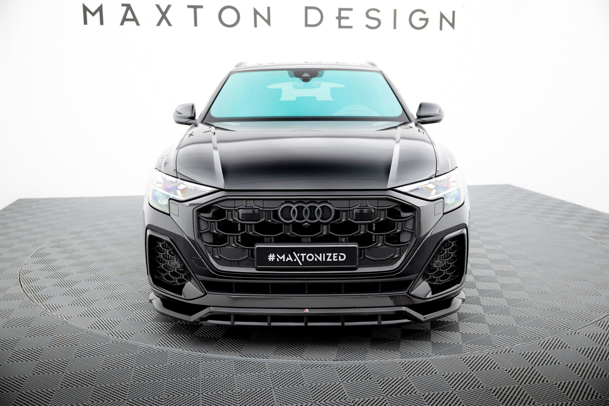 Frontleppe Audi SQ8 / Q8 S-Line MK1 Facelift med sort grill, LED-lys og aerodynamiske detaljer.