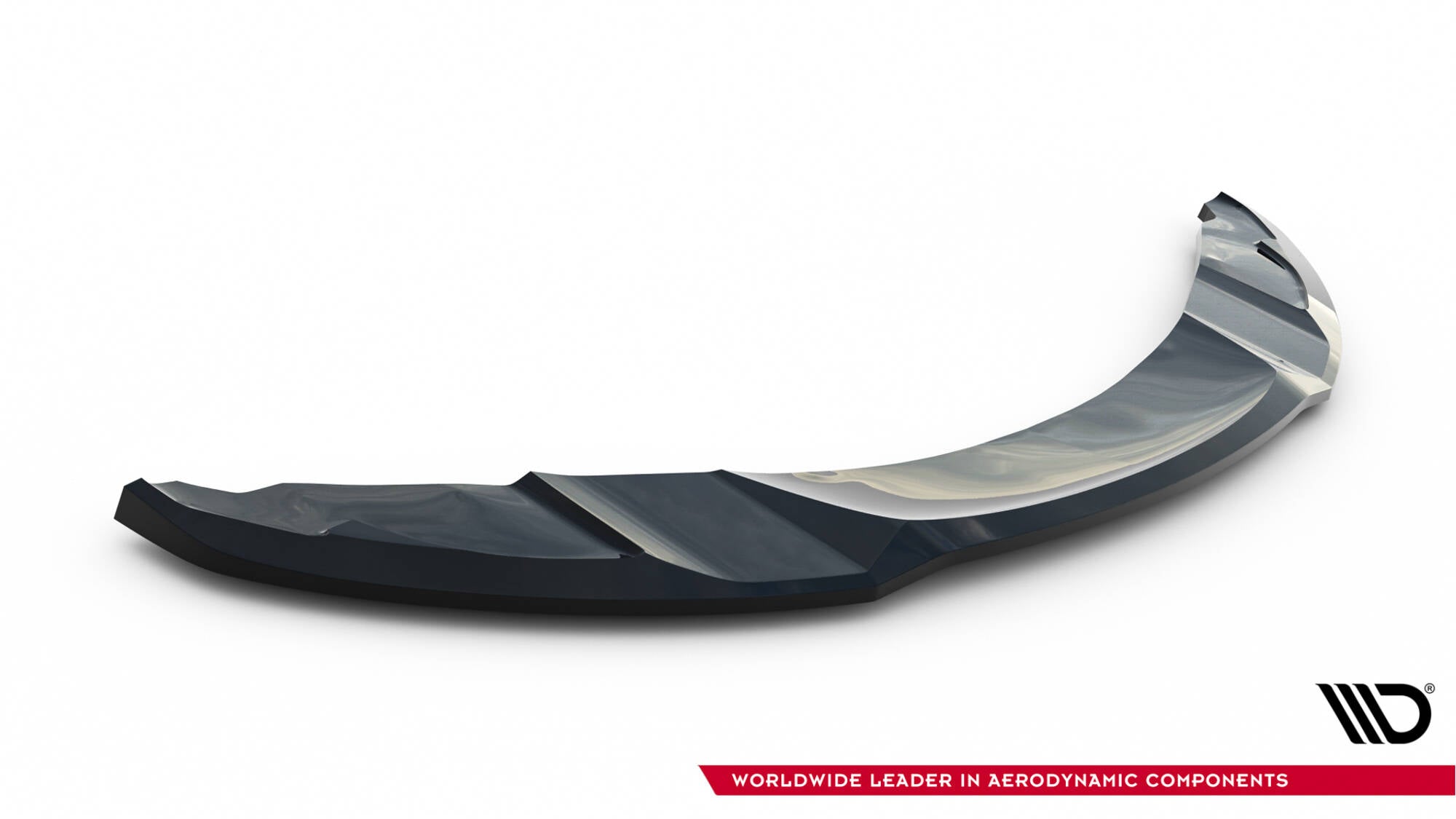 Front splitter til BMW 1 M Coupe E82 i svart, glanset finish med markerte kanter mot hvit bakgrunn.