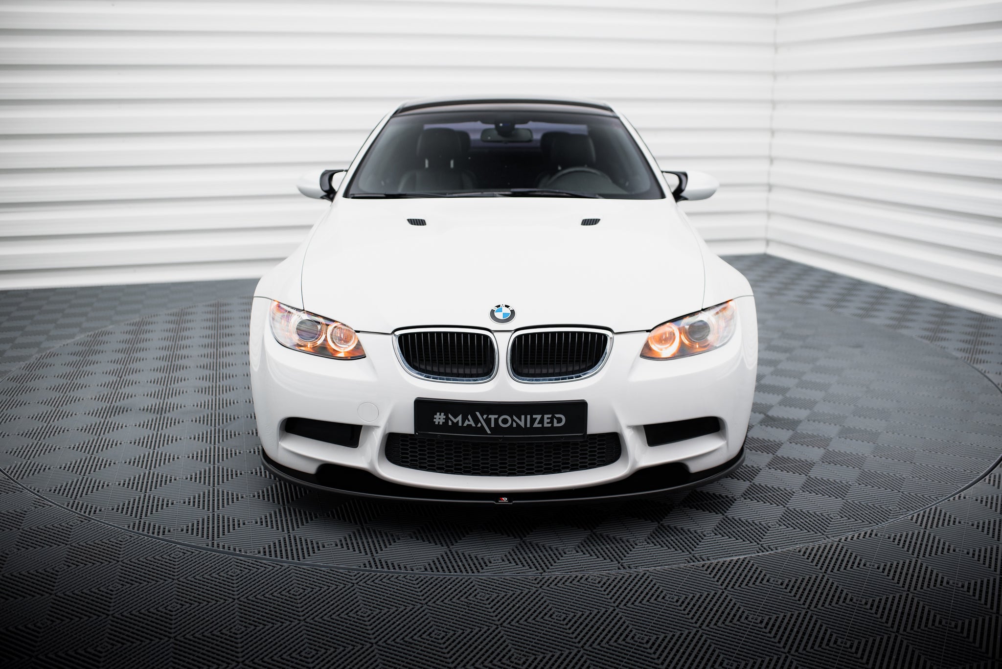 Frontleppe på BMW M3 M Performance Coupe E92 med sorte detaljer og karakteristiske frontlykter.