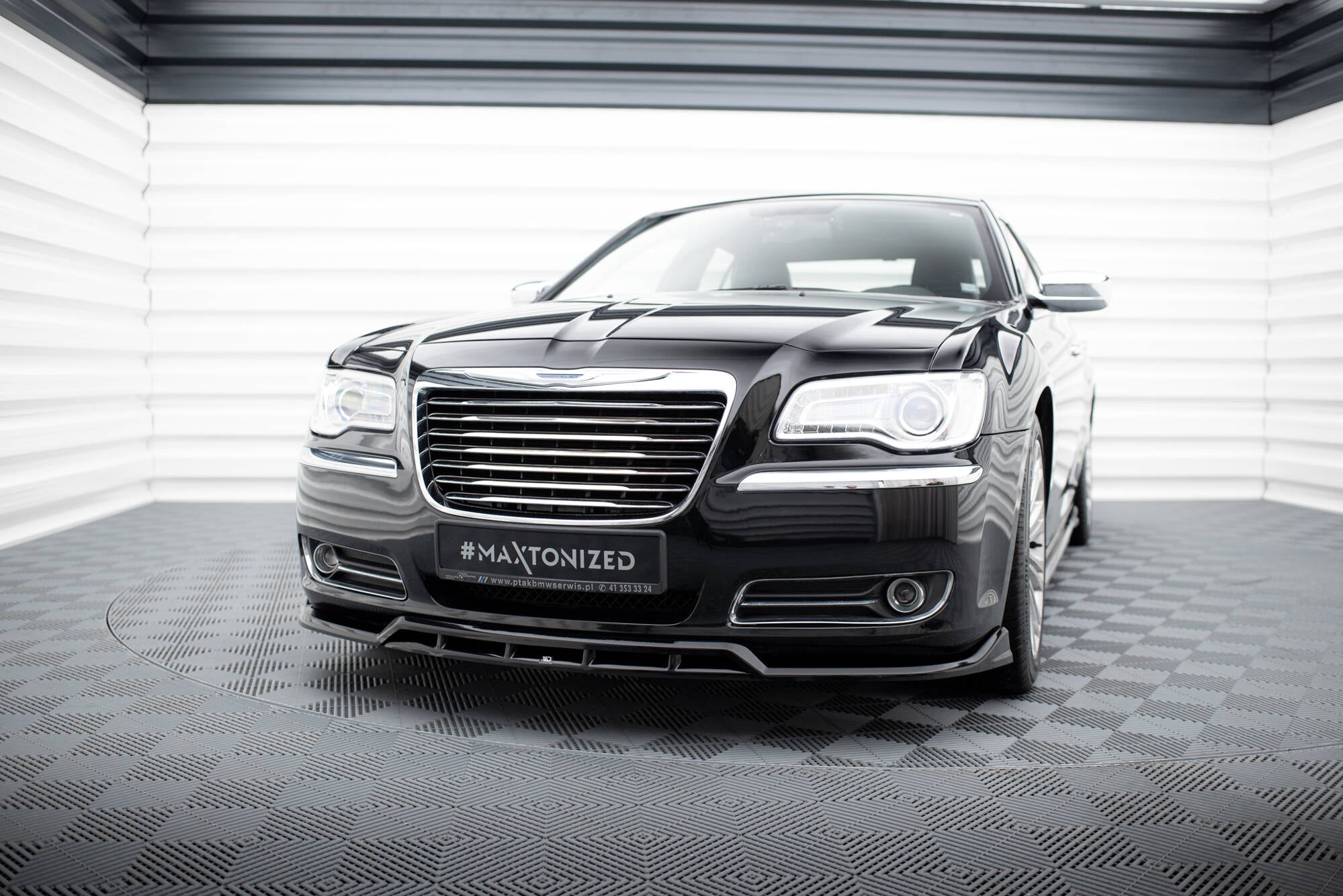 Frontspoiler på Chrysler 300 MK2 med markant kromgrill og LED-frontlykter, fotografert innendørs.