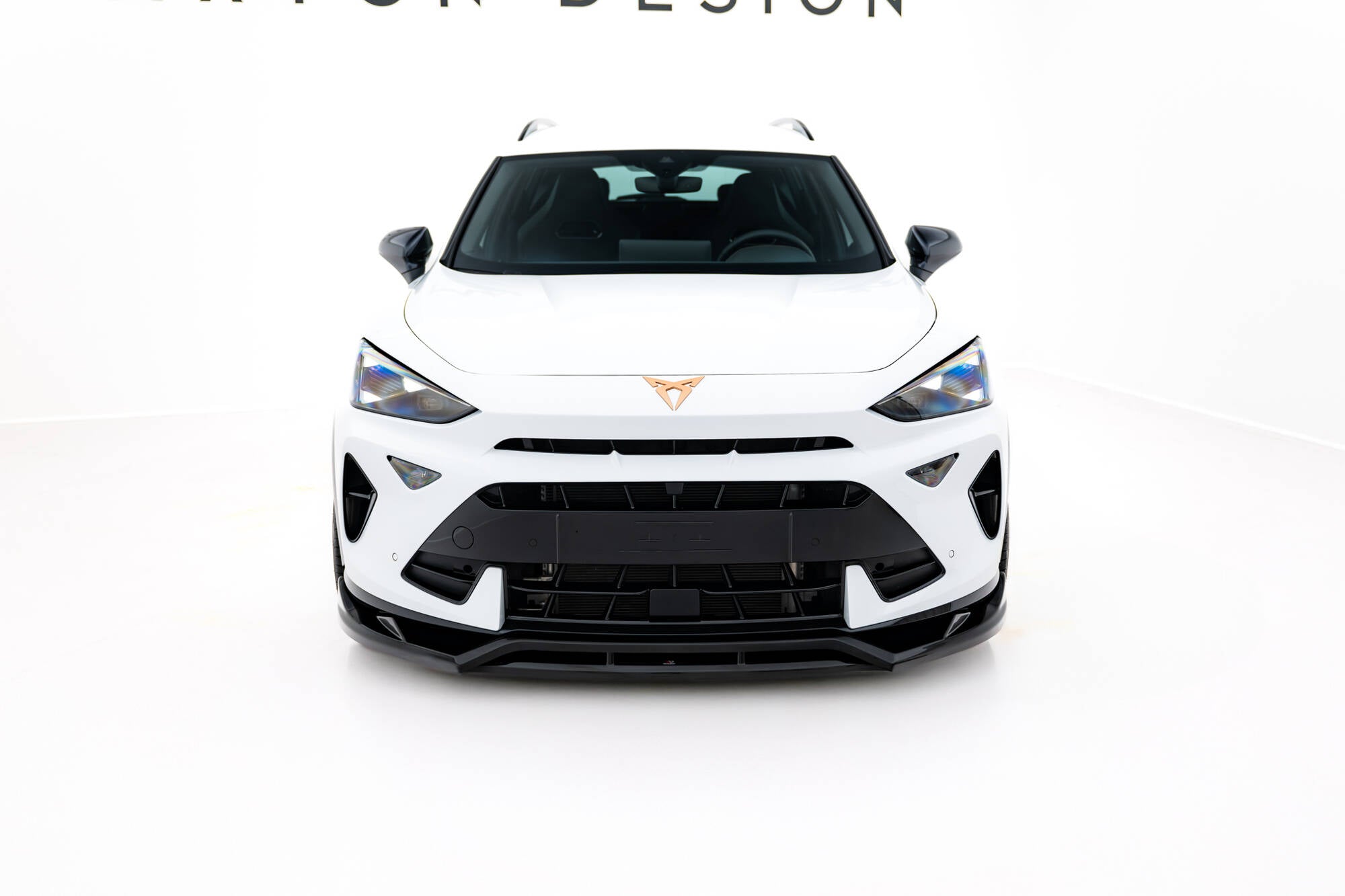 Frontleppe på Cupra Formentor MK1 Facelift, hvit bil med sort grill og kobberfarget merke, sett forfra.