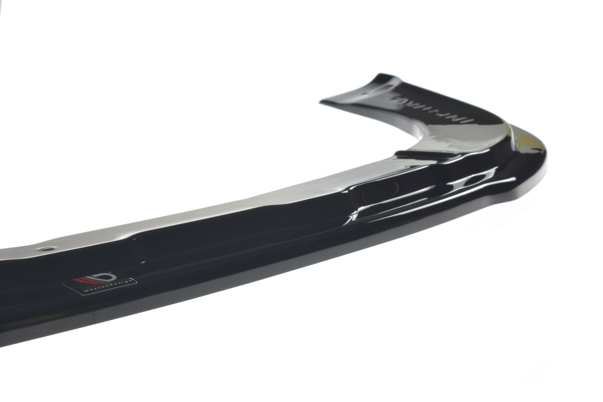 Frontspoiler til Fiat Freemont i sort blank plast vist fra siden med diskret logo og reflekser.