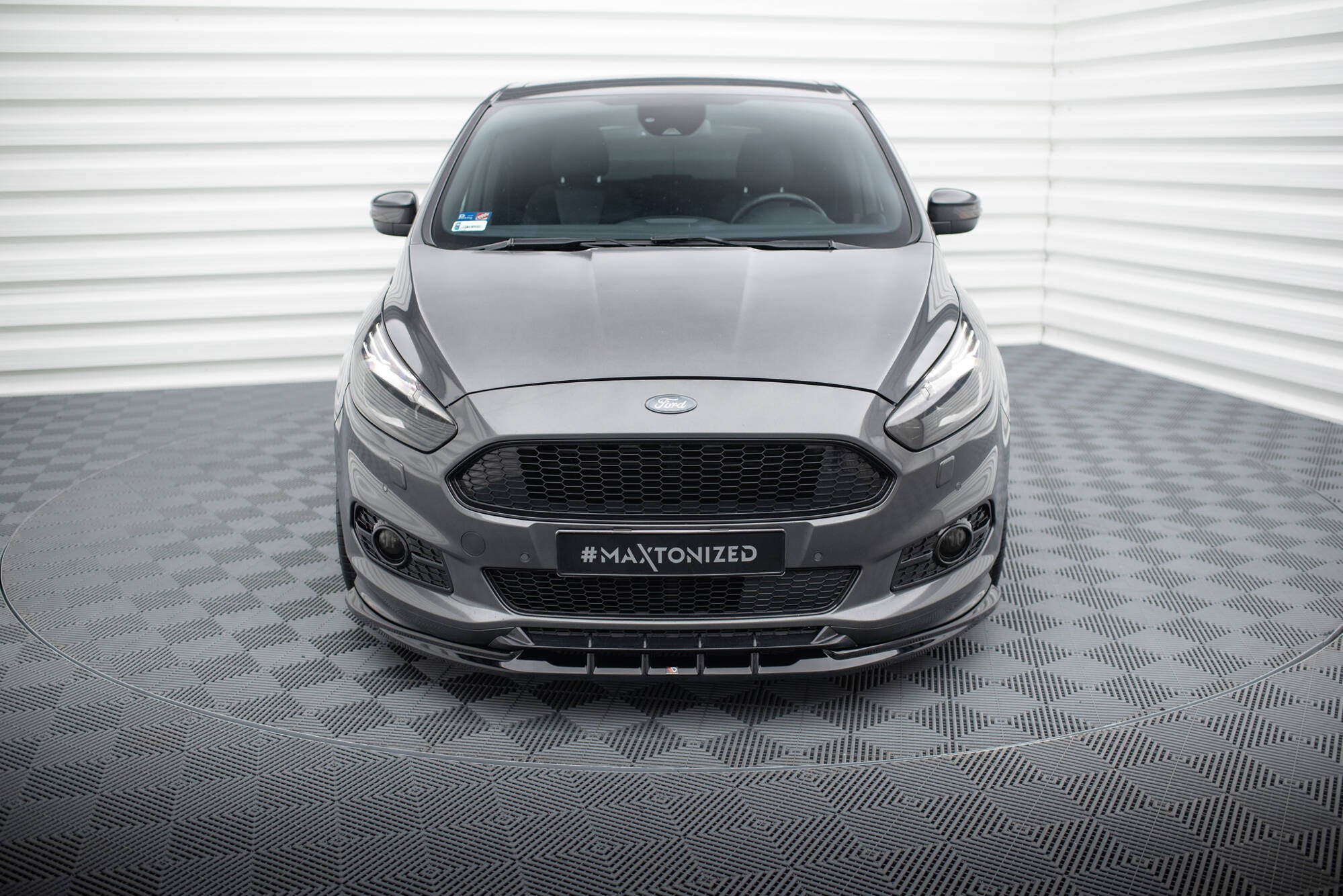 Frontleppe på Ford S-Max St-Line MK2 med svart sportsgrill, sett forfra i lyst fotostudio.
