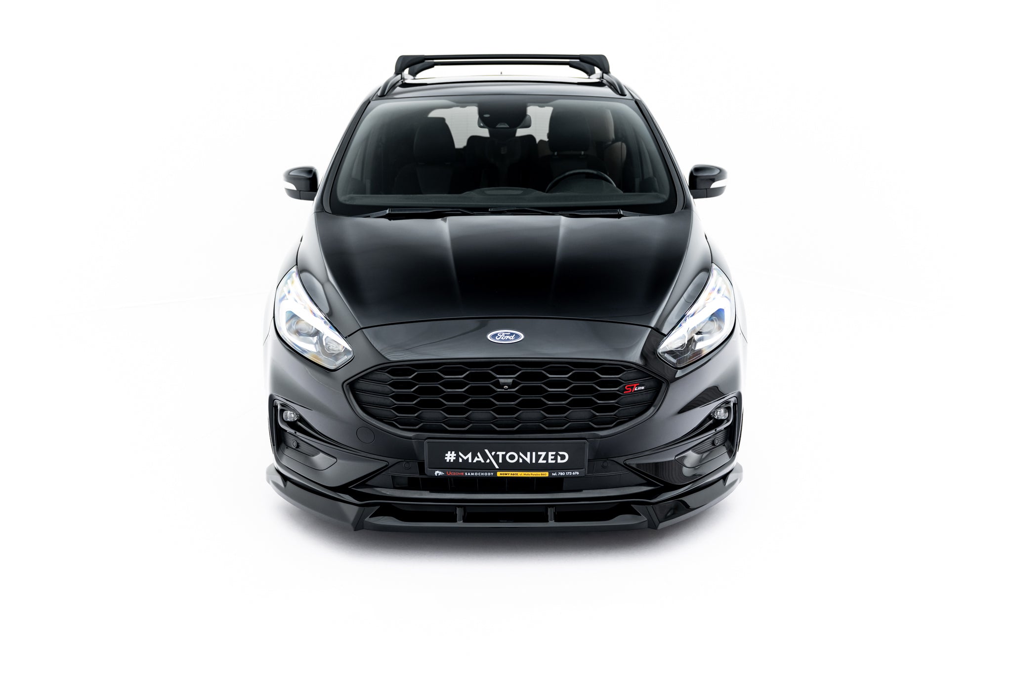 Front splitter på Ford S-Max St-Line MK2 Facelift med svart frontgrill og LED-lykter sett forfra.