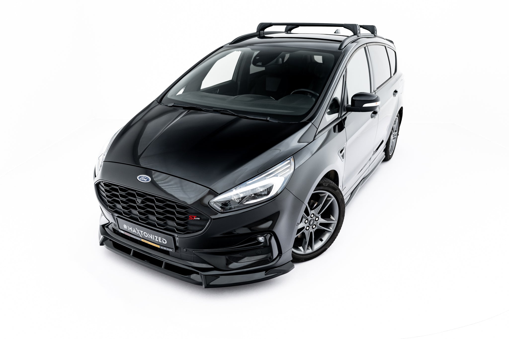 Frontspoiler på Ford S-Max St-Line MK2 Facelift med takstativ og mørke felger sett forfra.