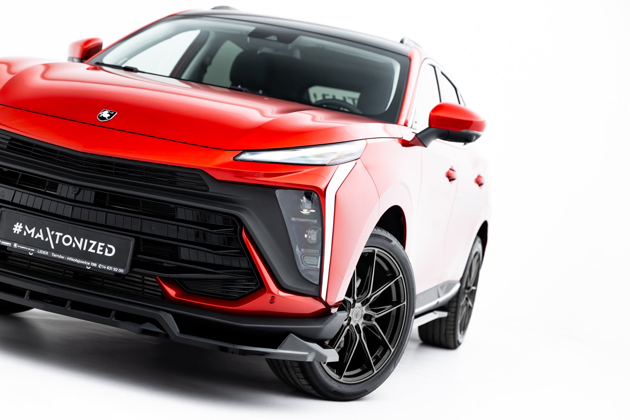 Front lip på Forthing T-Five MK1 SUV med skarpe LED-frontlys og sorte felger mot hvit bakgrunn.